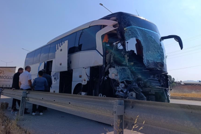 Yolcu otobüsü kamyonete çarptı: 1 ölü, 15 yaralı