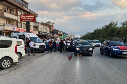 İki otomobil çarpıştı, 4 kişi yaralandı: Motosikletli çift kazadan kıl payı kurtuldu