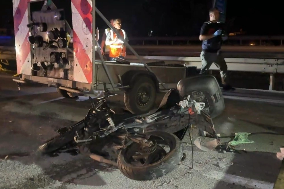Otoyolda ikaz römorkuna çarpan motosikletli hayatını kaybetti