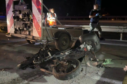 Otoyolda ikaz römorkuna çarpan motosikletli hayatını kaybetti