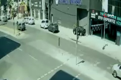 Yasak yerde manevra yapan otomobile motosiklet çarptı