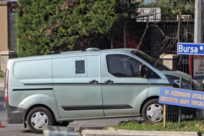 Mudanya'da zırhlı banka aracı elektrik direğine çarptı