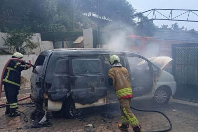 Park Halindeki Minibüs Alev Alev Yandı