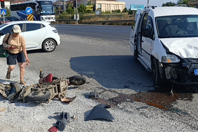 Hafif ticari araç ile motosiklet çarpıştı: 2 yaralı
