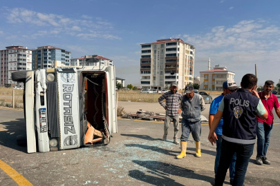 Kamyon ile Minibüs Çarpıştı: 2 Yaralı