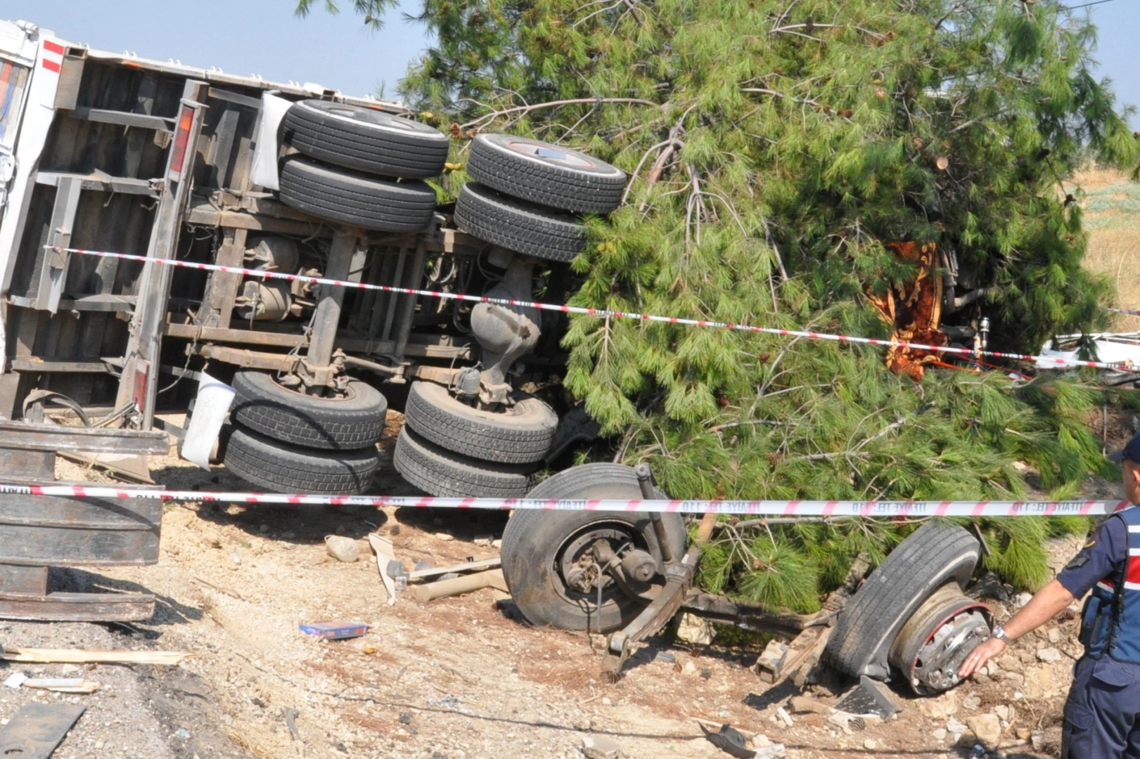 Yolcu otobüsü kamyona çarptı: 1 ölü, 7 yaralı