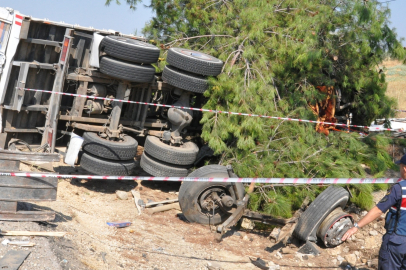 Yolcu otobüsü kamyona çarptı: 1 ölü, 7 yaralı
