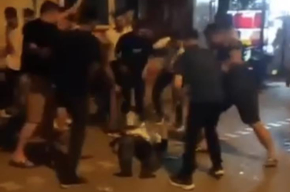 Kadını darp eden adamı mahallelinin linç anları