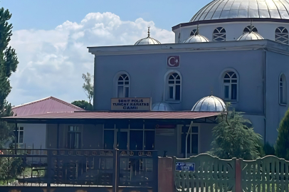 Camiye dadanan hırsızlar bağış kutusunu çaldı
