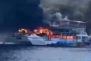 Fethiye'de gezi teknesi alev aldı: 115 kişi denize atladı