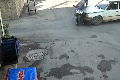 Otomobille motosikletin çarpışma anı kameralara yansıdı
