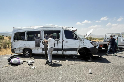 Düğün hazırlığında olan ailenin minibüsü devrildi: 3 ölü, 11 yaralı