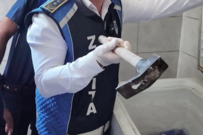 Fare dışkısından ve böcekten geçilmeyen fırındaki dondurucudan paslı keser çıktı