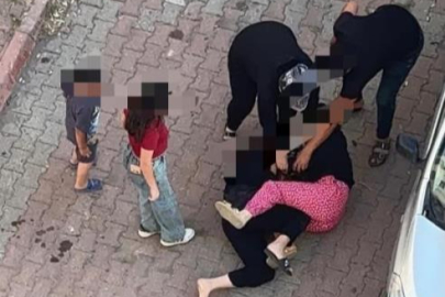 İki kadının saç başa kavgası kamerada
