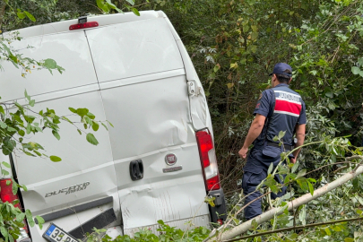 Minibüs Şarampole Uçtu: 2 Yaralı