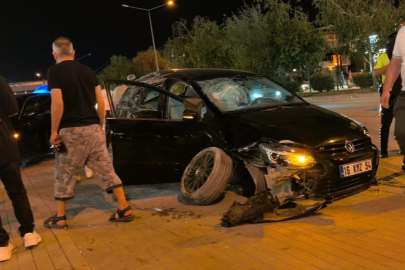 Kontrolden çıkan araç iki otomobile çarptı: 2 yaralı