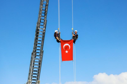 Bursa'da nefes kesen tatbikat; Türk bayrağı metrelerce yükseklikten indirildi