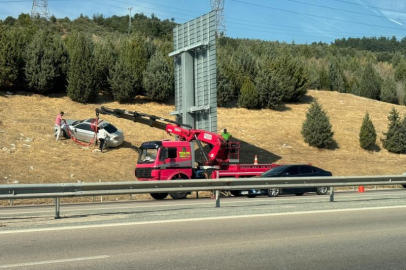 Bursa'da otomobil bariyerleri aşarak tarlaya uçtu