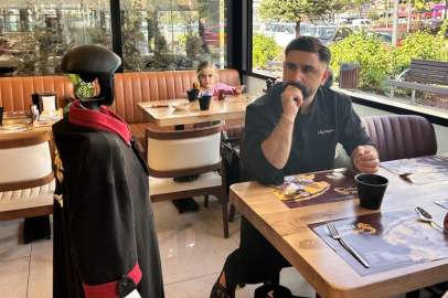 Maaşı ve izin günü olan robot garson, müşterilerin ilgi odağı oldu