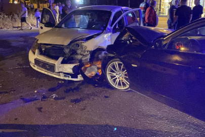 Otomobiller kafa kafaya çarpıştı: 2 yaralı