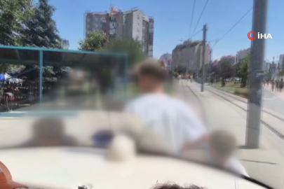 Tramvayın arkasına asılan çocukların tehlikeli yolculuğu