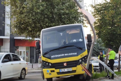 Seyir halindeki halk otobüsü direğe çarptı: O anlar kamerada