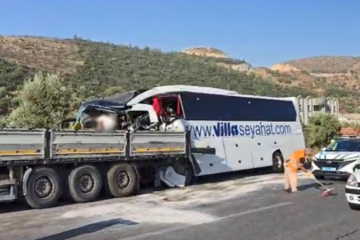Yolcu otobüsü tıra arkadan çarptı: 2 ölü, 3'ü ağır 18 yaralı
