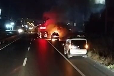 Bursa'da lüks otomobil alevlere teslim oldu: O anlar kamerada