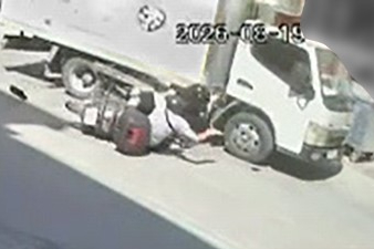 Kamyonetle motosiklet çarpıştı : 2 yaralı