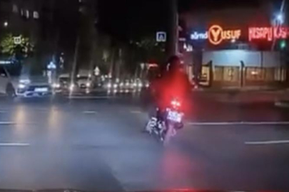 Kırmızı ışıkta geçen otomobil motosiklete çarptı