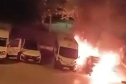 Küçükçekmece'de İki Araç Alev Topuna Döndü