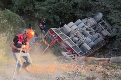 Kontrolden çıkan tır şarampole devrildi, sürücü hayatını kaybetti