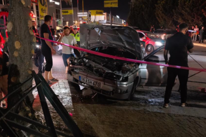 Kontrolden çıkan araç beton direğe çarptı: Sürücü sıkıştı