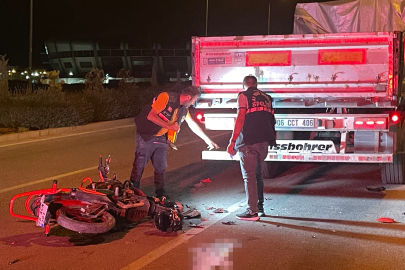 Park halindeki tıra çarpan 18 yaşındaki motosiklet sürücüsü hayatını kaybetti