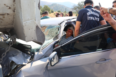 Kaza nedeniyle duran tırın altına giren otomobildeki baba-kız ağır yaralandı