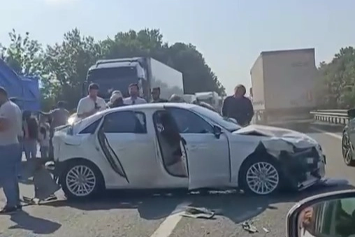 İki ayrı noktada 8 araç zincirleme kazaya karıştı