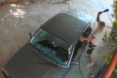 Kadına ait otomobile satır ve bıçakla zarar verdi