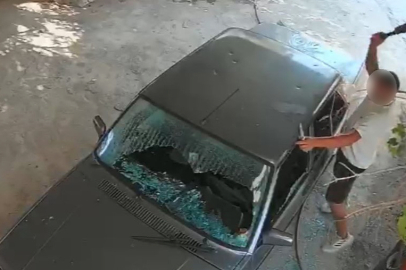 Kadına Ait Otomobile Satırlı Saldırı...