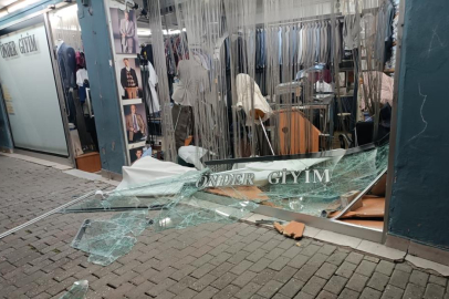 Direksiyon hakimiyetini kaybeden sürücü dükkana girdikten sonra firar etti