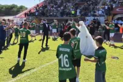 Final maçını gelinlik ve damatlıkla izlediler