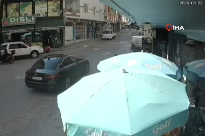 Kavşakta otomobilin motosiklete çarptığı kaza kamerada: 1 yaralı