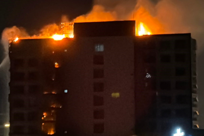 12 Katlı Plaza Alevlere Teslim Oldu