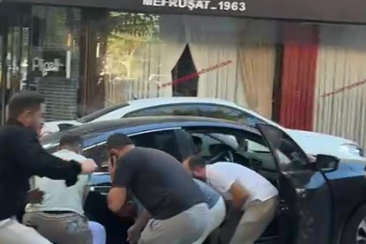 Otomobil Yolun Karşısına Geçmeye Çalışan Çocuğa Çarptı