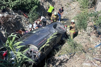 Otomobil Yol Kenarına Devrildi: 2 Yaralı