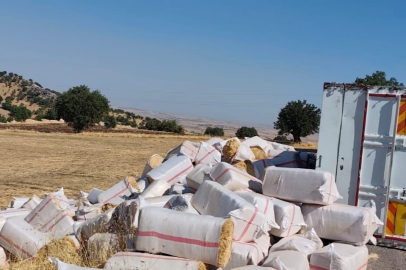 Saman Yüklü Kamyon Yan Yattı