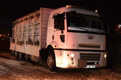 Asit sızdıran kamyon için ekipler seferber oldu: 2 yaralı