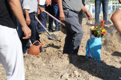 İhmaller zincirinde öldüğü iddia edilen anne ve bebeği yan yana toprağa verildi
