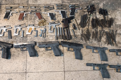 Silah tacirlerine büyük darbe: Silah parçaları ve sahte Euro kalıbı ele geçirildi