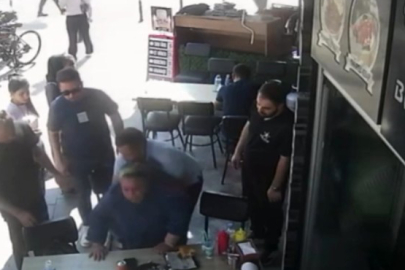 Nefes borusuna ekmek parçası kaçan kadına polisin Heimlich müdahalesi kamerada