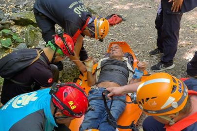 Uludağ'da can pazarı... Ayağı kırılan 75 yaşındaki adam 5 saatlik çalışmayla kurtarıldı